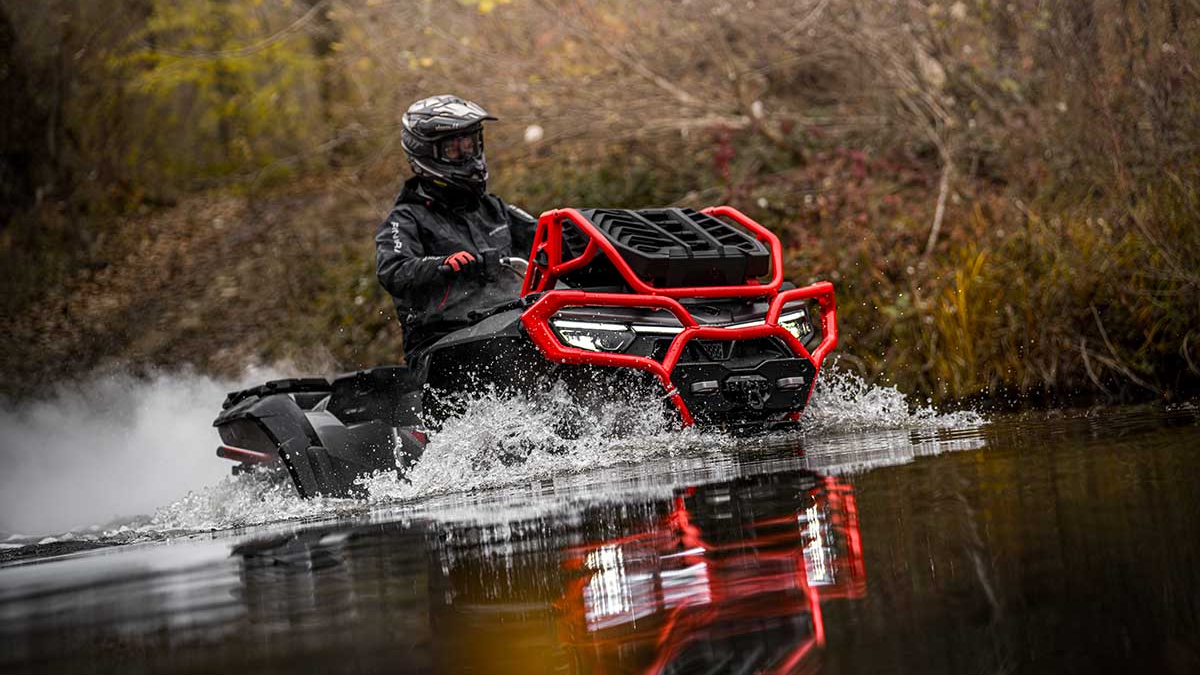 Quad en conduite sur chemin